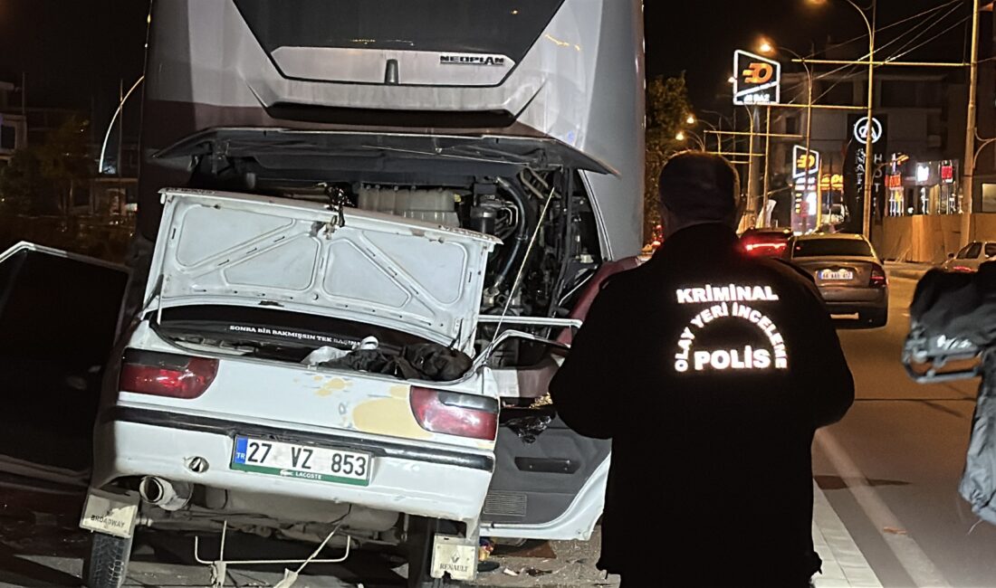 Malatya’da yolcu indirmek için duran otobüse arkadan çarpan otomobildeki 3