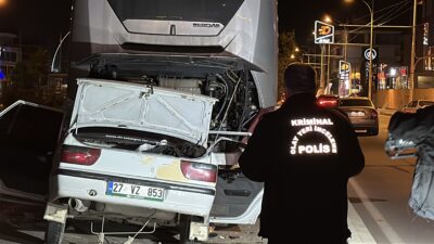 Malatya’da yolcu indirmek için duran otobüse arkadan çarpan otomobildeki 3