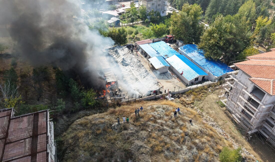 Malatya’da Şantiye Alanında Yangın: 30 Konteyner Zarar Gördü Malatya’nın Yeşilyurt ilçesinde bir şantiyede işçilerin barınması için kullanılan konteynerlerde