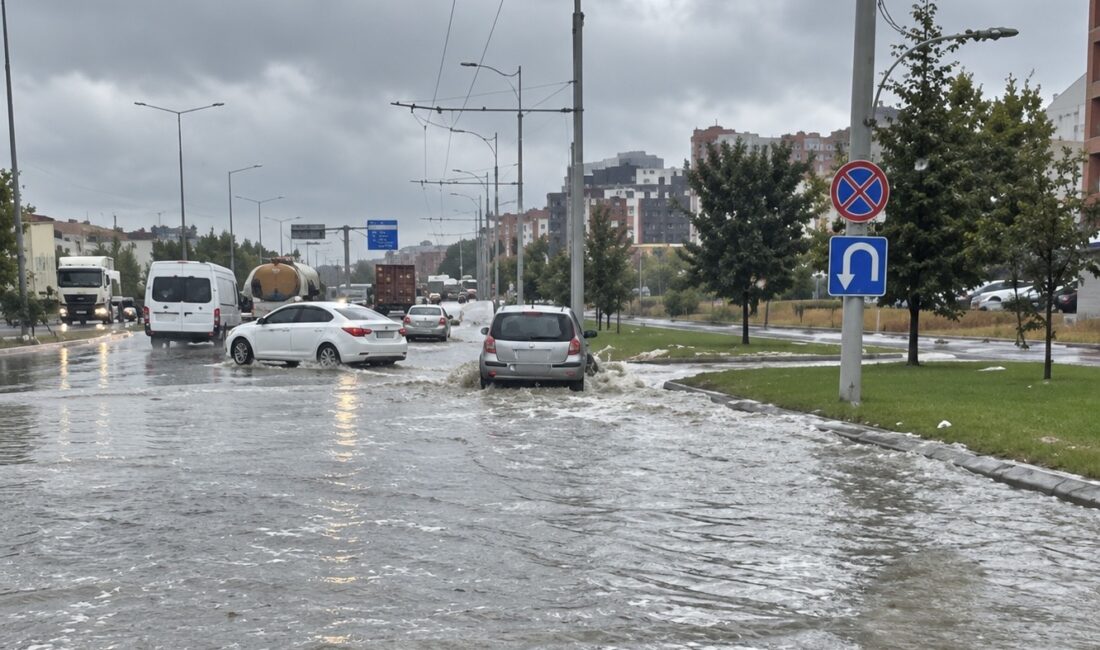Malatya’da Sokaklar Göle Döndü, İşyerlerini Su Bastı Malatya’da kuvvetli sağanak nedeniyle cadde ve sokaklar göle döndü, işyerlerini