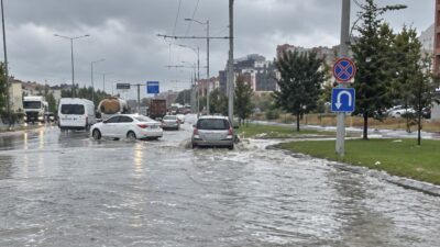 Malatya’da kuvvetli sağanak nedeniyle cadde ve sokaklar göle döndü, işyerlerini