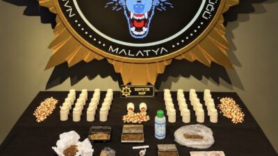 Malatya’da polis ekiplerince sokak satıcılarına yönelik düzenlenen operasyonlarda çok sayıda