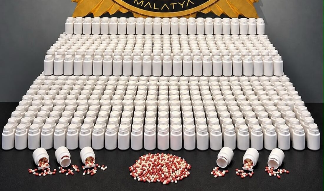 Malatya’da Uyuşturucu Operasyonu: 44 Bin 616 Hap Ele Geçirildi Malatya’da polis ekiplerinin sokak satıcılarına yönelik düzenlediği operasyonda 44 bin