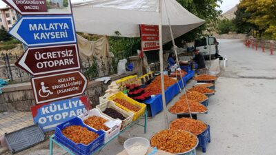 Somuncu Baba Yolunda Yöresel Ürünlere Ziyaretçi İlgisi Malatya’nın Darende ilçesinde bulunan Somuncu Baba Külliyesi’ni ziyaret eden vatandaşlar,