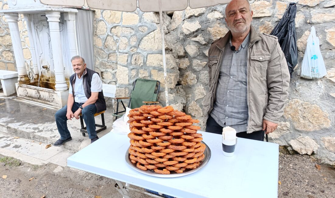 Günpınar Şelalesi yolu üzerindeki Vehbi Çeşmesi’nin yanına her yaz tezgâhını