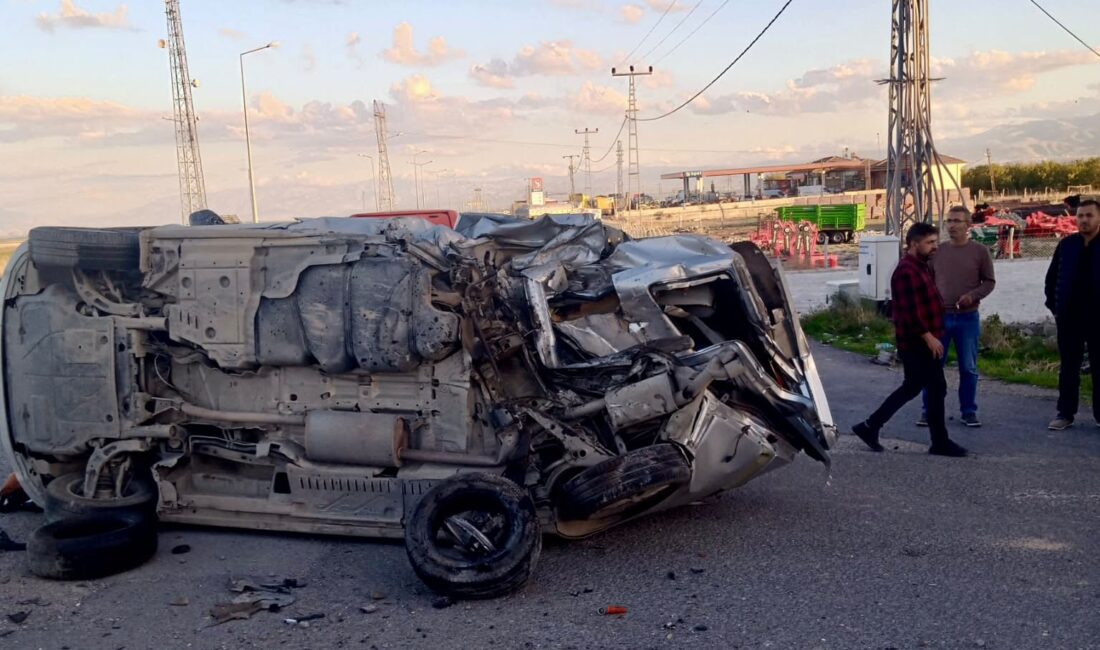 Malatya-Sivas karayolu üzerinde minibüs ile otomobilin çarpışması sonucu meydana gelen