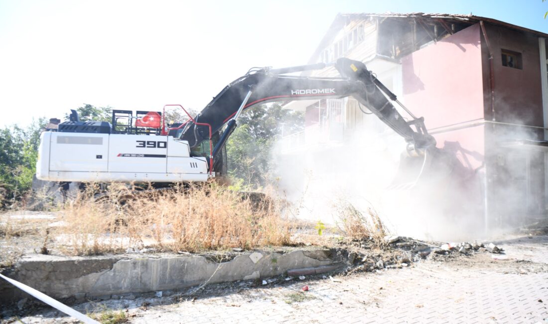 Yeşilyurt’ta Risk Oluşturan Metruk Bina Yıkıldı Malatya’nın Yeşilyurt ilçesinde, can ve çevre güvenliği açısından tehlike oluşturduğu